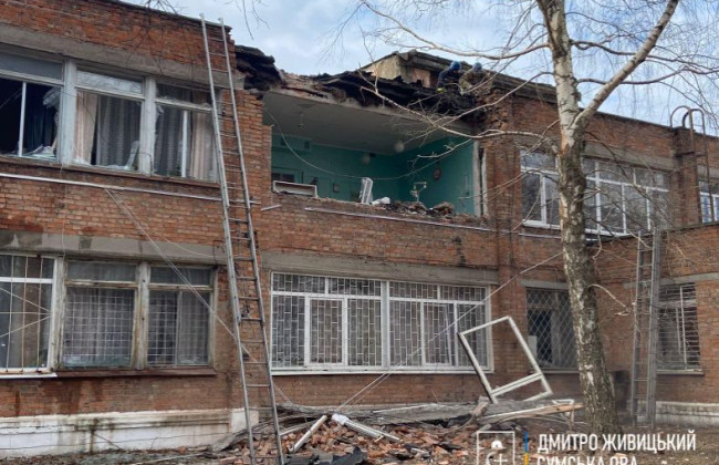 Пошкоджено приміщення прокуратури та зруйнована частина лікарні: ворог обстріляв Сумщину, фото