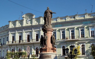 В Одесі вирішили демонтувати та перенести пам'ятники Катерині II та Суворову