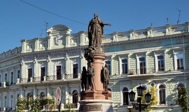В Одессе решили демонтировать и перенести памятники Екатерине II и Суворову