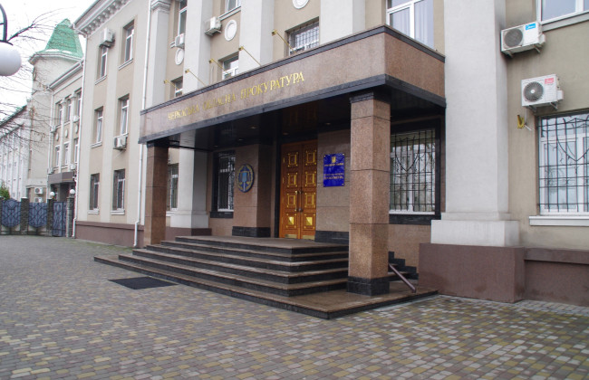 Собака прыгнула на колени прокурору, который за рулем пил квас, и тот сбил дорожный знак