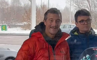 В Україну приїхав відомий ведучий шоу про виживання Беар Гріллс, відео