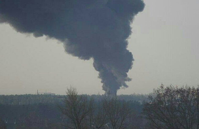 У Брянській області РФ спалахнула пожежа: горять резервуари з нафтопродуктами, відео