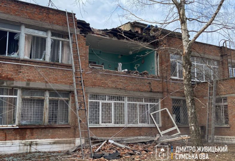 Повреждено помещение прокуратуры и разрушена часть больницы: враг обстрелял Сумскую область, фото