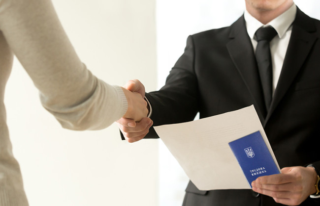 Чи зобов’язаний роботодавець на вимогу працівника скоротити термін попередження про вивільнення