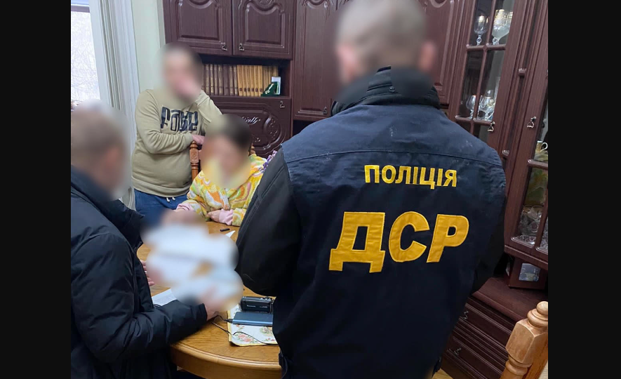Посадовиця Чернівецької ОВА допомогала чоловікам тікати за кордон: в ОГП повідомили про підозру