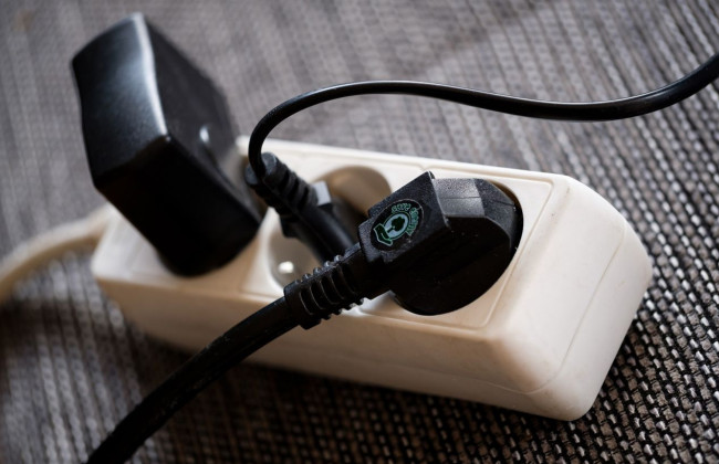 Почему рискованно включать все приборы после возобновления света