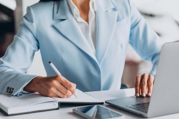 Працівник з нефіксованим робочим часом протягом місяця не виконував роботу: що із зарплатою