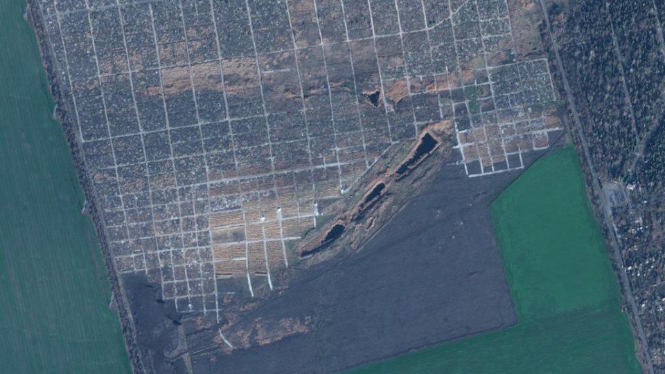 В Мариуполе стало больше могил: снимки спутника