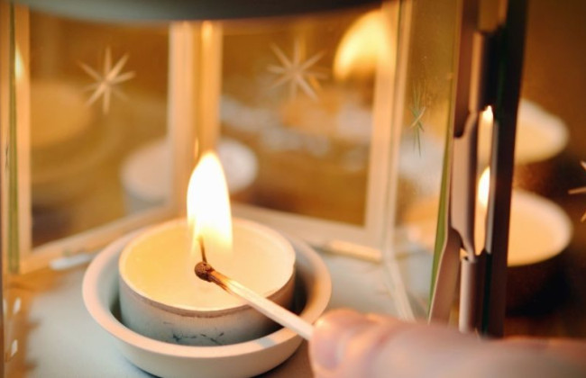 Як безпечно користуватись свічками під час відсутності електрики