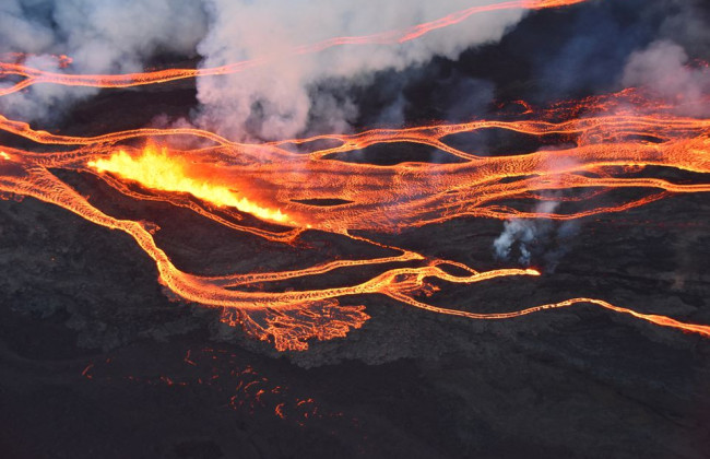 На Гаваях прокинувся найбільший діючий вулкан  у світі – фото та відео