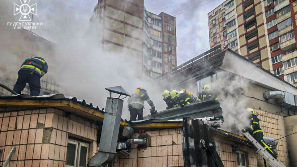 В Киеве загорелся электрораспределительный пункт: появилось видео