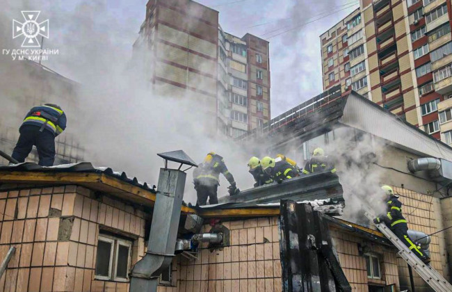 В Киеве загорелся электрораспределительный пункт: появилось видео