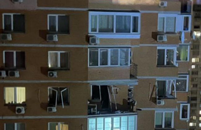 На столичной Троещине в многоэтажке прогремел взрыв: подробности и фото