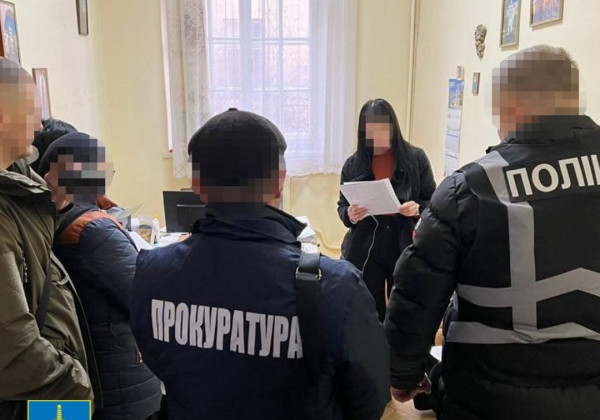 Во Львове задержали врача, которая требовала от военного ВСУ $200 взятки