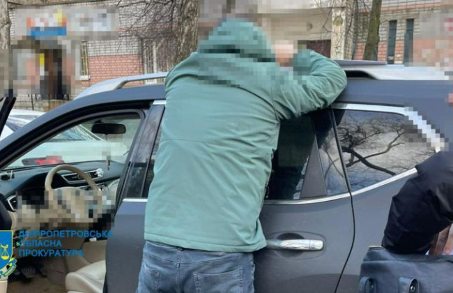 Начальника управління однієї з міськрад Дніпропетровщини викрили на хабарі