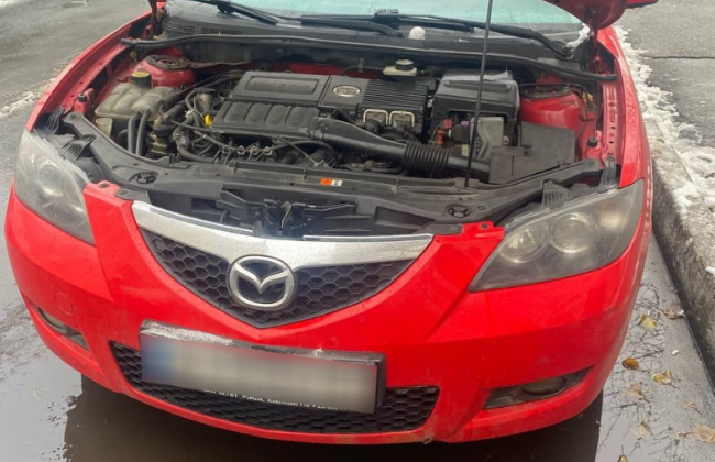 У Києві патрульні зупинили авто Mazda, яке рухалось із порушенням ПДР: виявилось, що воно розшукується