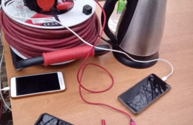 У Києві рятувальники розгорнули міні-пункт підзарядки телефонів: де його знайти