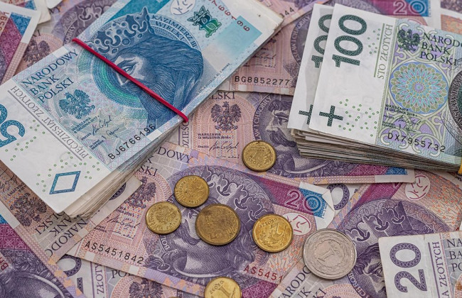 Українським біженцям в Польщі припинили одну з виплат: що слід знати