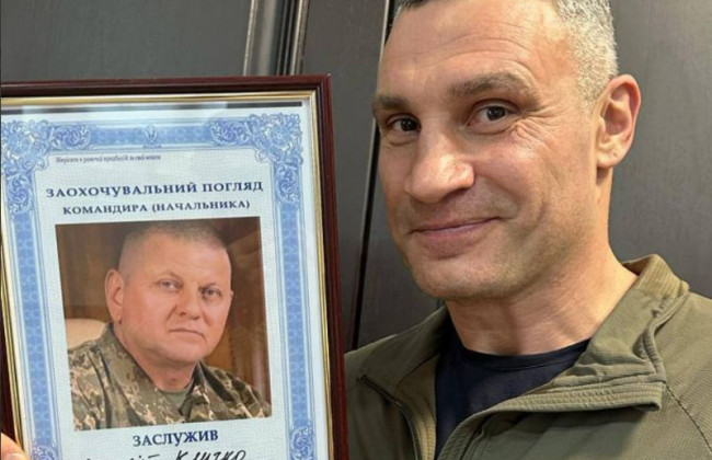 Виталий Кличко получил подарок от Валерия Залужного: им стал поощрительный взгляд, фото