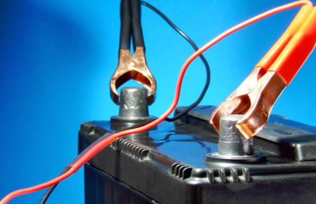 Це небезпечно: яку техніку не можна підключати до автомобільного акумулятора