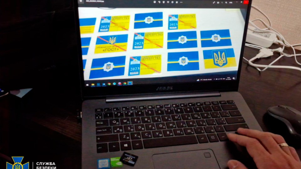 Під Києвом ліквідували схему продажу фальшивих «спецперепусток», з якими авто могли їздити у комендантську годину: фото
