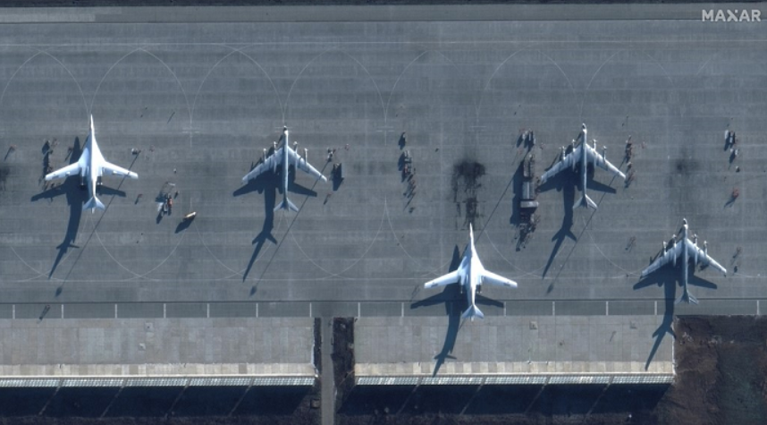 Maxar показала знімки авіабази, з якої РФ завдає ударів по Україні, фото