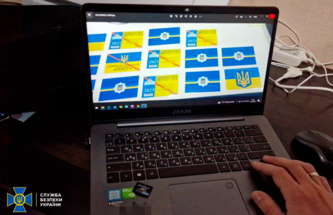 Під Києвом ліквідували схему продажу фальшивих «спецперепусток», з якими авто могли їздити у комендантську годину: фото
