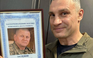 Віталій Кличко отримав подарунок від Валерія Залужного: ним став заохочувальний погляд, фото