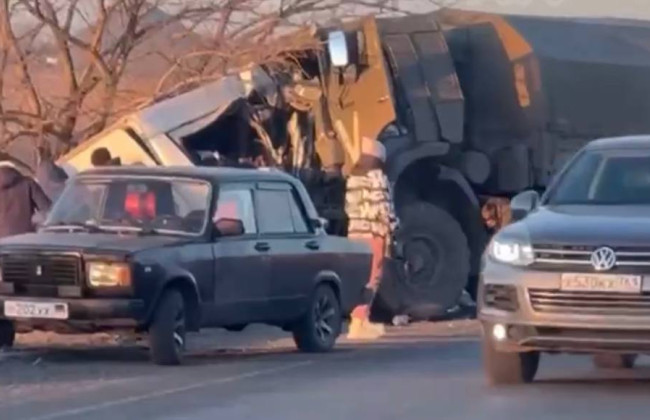 Вантажівка з окупантами потрапила у ДТП на Донбасі, 16 загиблих: відео