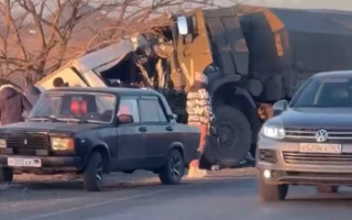 Вантажівка з окупантами потрапила у ДТП на Донбасі, 16 загиблих: відео