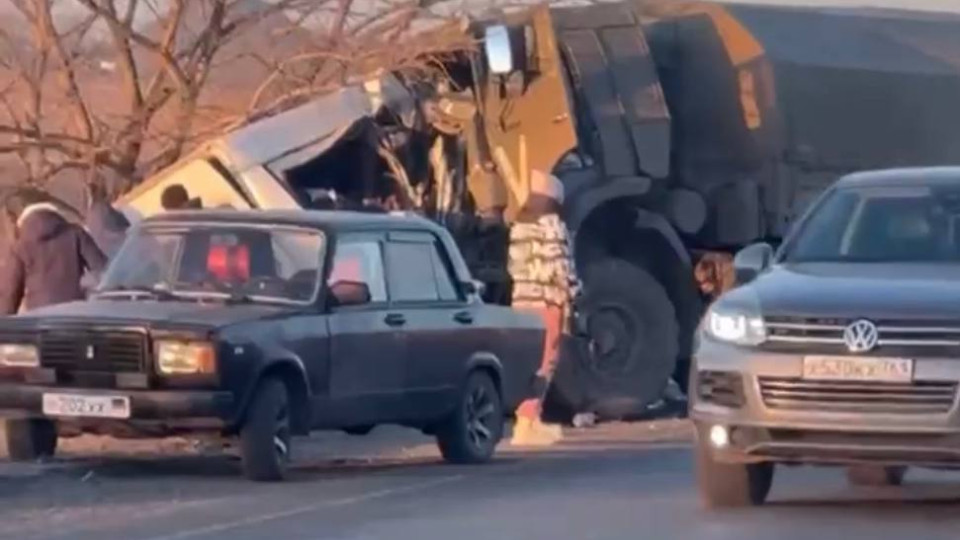 Грузовик с оккупантами попал в ДТП на Донбассе, 16 погибших: видео