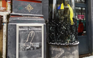 Над графіті військової вантажівки Бенксі у Києві з'явилося скло, фото