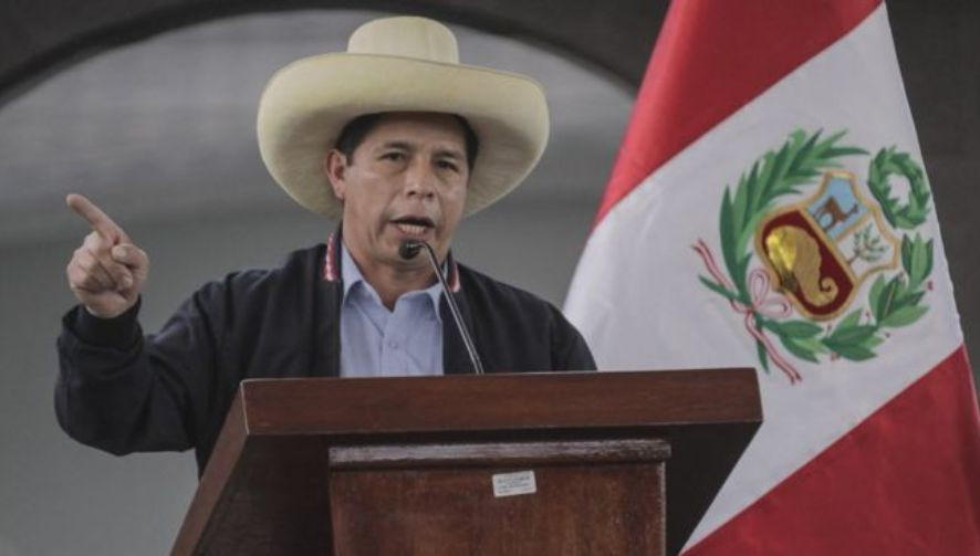 В Перу парламент отстранил президента от власти после того, как он объявил о роспуске депутатов