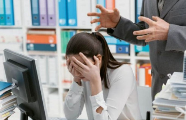 Зеленський підписав закон про право роботодавця звільнити працівника, який цькує колег