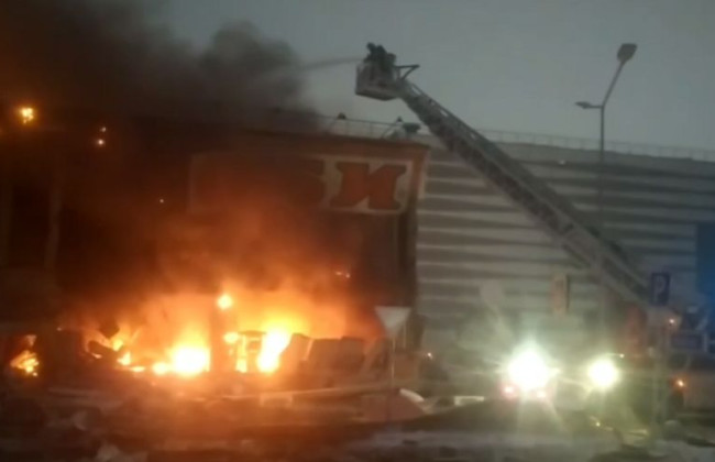 У Москві сталася масштабна пожежа в торговому центрі, лунають вибухи: відео
