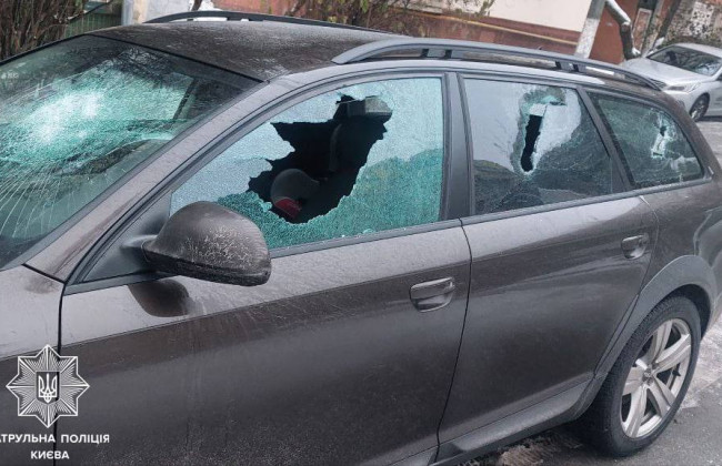 У Києві жінка напала з сокирою на Audi свого знайомого, фото