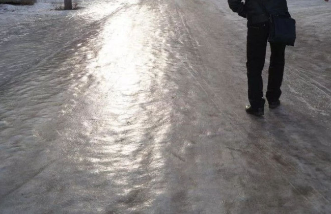 Як не скалічитися під час ожеледиці: правила для пішоходів