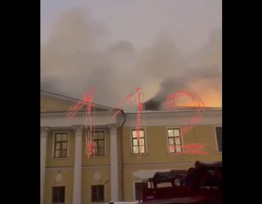 У центрі Москви спалахнула старовинна садиба, відео