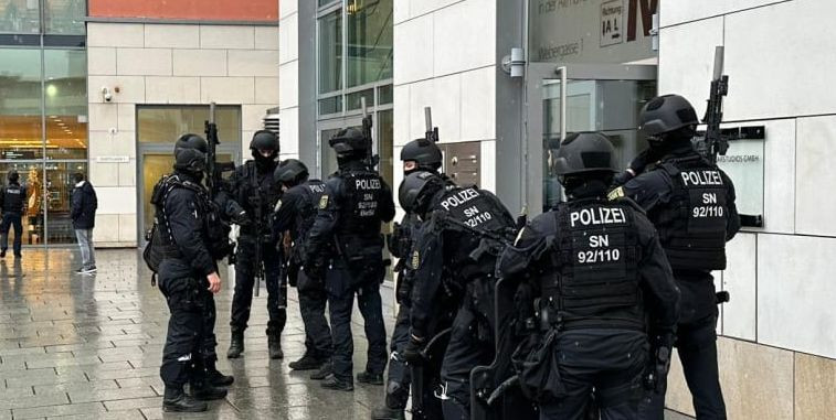 В Дрездене произошла стрельбе: преступник взял заложников