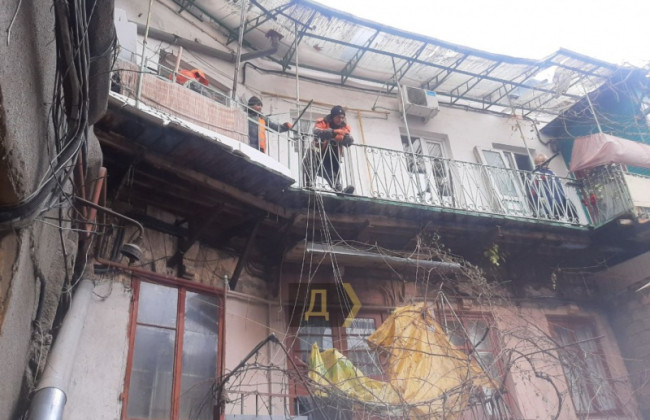 В одном из старинных домов Одессы обрушился потолок, заблокировав жильцов в квартирах, фото