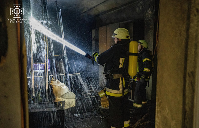 В Киеве в многоэтажке произошел взрыв: спасатели эвакуировали 10 человек