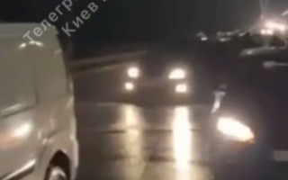 Через величезні ями на київському мосту у авто розриває колеса: відео