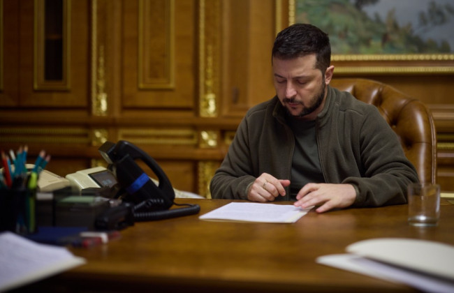 Зеленский предложил Байдену созвать глобальный саммит мира