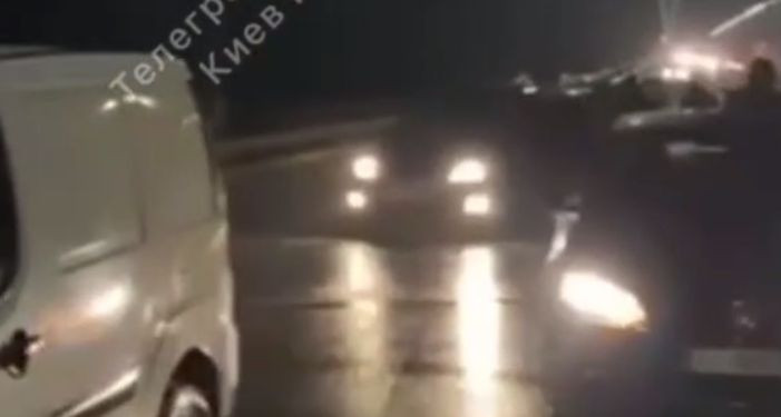 Из-за огромных ям на киевском мосту у авто разрывает колеса: видео