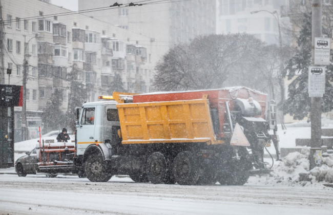 У Києві сильний снігопад: водіїв просять не виїжджати без потреби