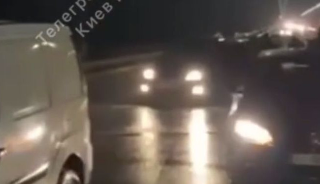 Через величезні ями на київському мосту у авто розриває колеса: відео