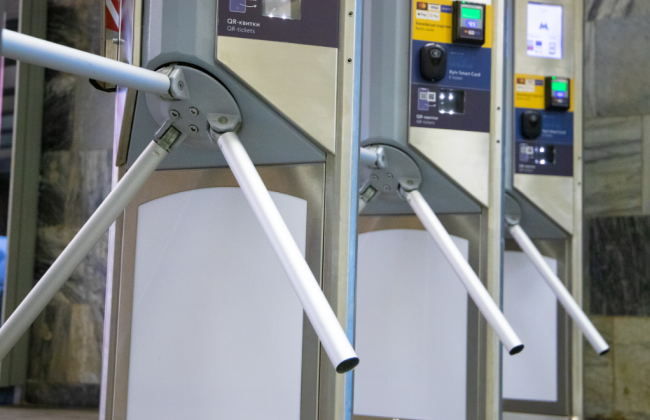 На станції метро «Палац спорту» замінять турнікети: як вона працюватиме для пасажирів