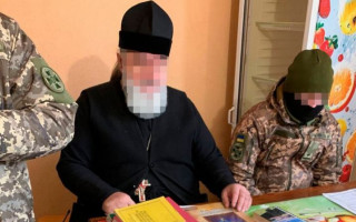 Знайшли паспорти рф та пропагандистську літературу: СБУ провела обшуки в єпархіях УПЦ МП, фото