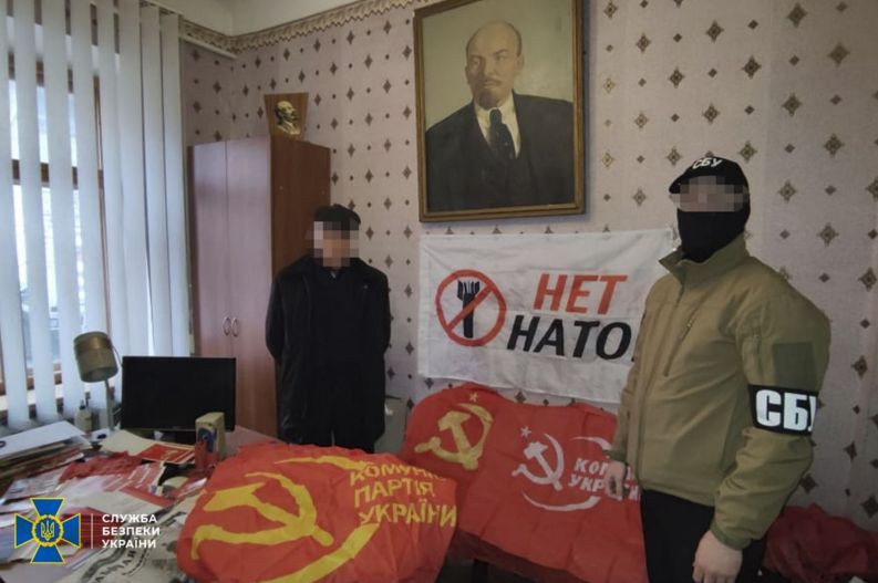 Нашли оружие, георгиевские ленты и флаги рф: СБУ провела обыски у представителей запрещенных политических партий, фото