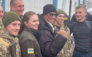 Жан-Клод Ван Дамм зустрівся з військовими ЗСУ й вигукнув «Слава Україні», відео